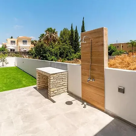 Situated In A Area ! ! Habitación en casa particular Peyia